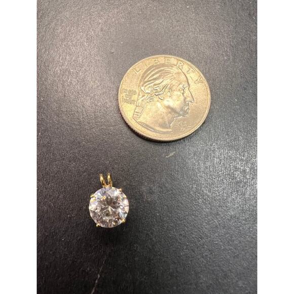 10k gold LUX 8.3mm cubic zirconia pendant - Picture 5 of 9